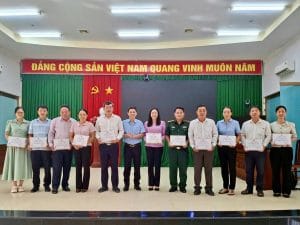 Khung cảnh trao Giấy chứng nhận hoàn thành khóa tập huấn