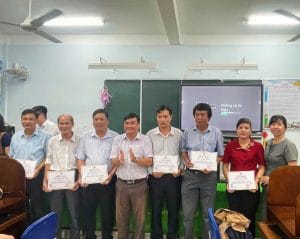 Khung cảnh trao Giấy chứng nhận cho các cán bộ tham gia