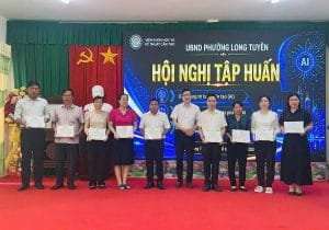 Cán bộ nhận giấy Chứng nhận